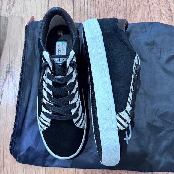 Vintage Havana Black and White Sneakers in 7.5 - Picture 3 of 9